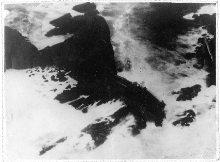 Vista aérea del naufragio con el mar batiendo el buque